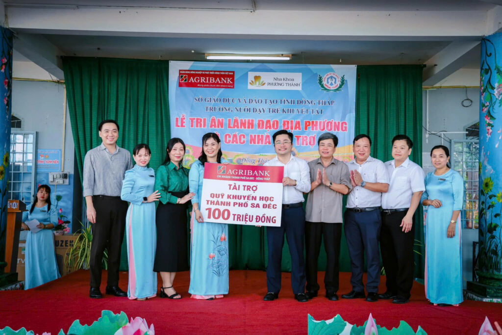 Trao tặng thiết bị giảng dạy cho Trường Nuôi dạy trẻ khuyết tật tỉnh