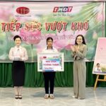 Trao học bổng Quỹ “Nụ cười cho cuộc sống” cho học sinh Trường THPT Nguyễn Du