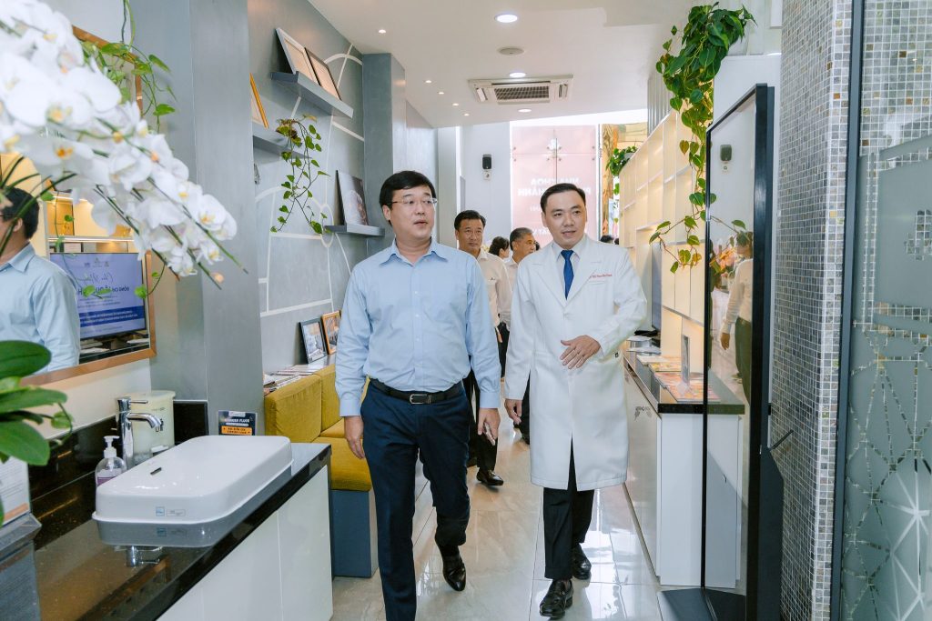 Bí thư Tỉnh ủy Lê Quốc Phong tham quan cơ sở vật chất tại Nha khoa Phương Thành