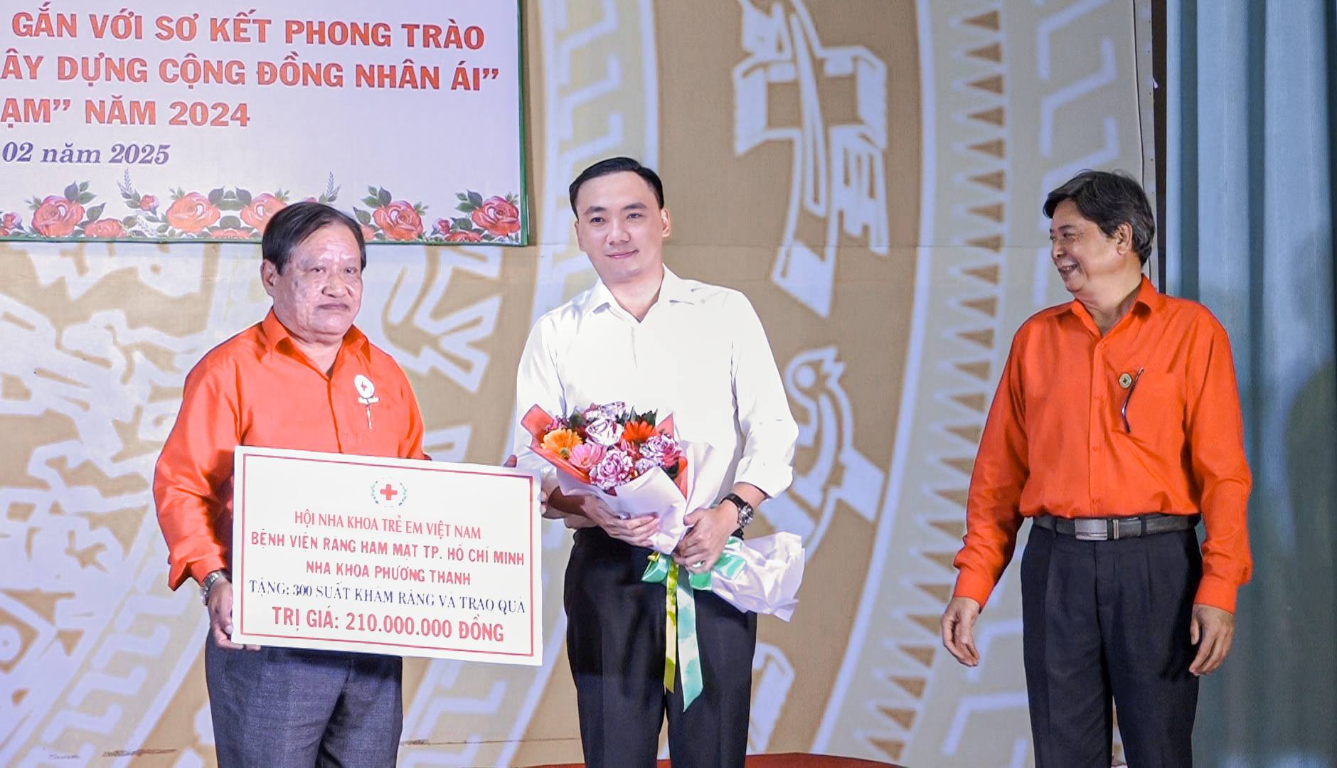 Trao 300 suất khám, điều trị và tặng quà cho người khó khăn