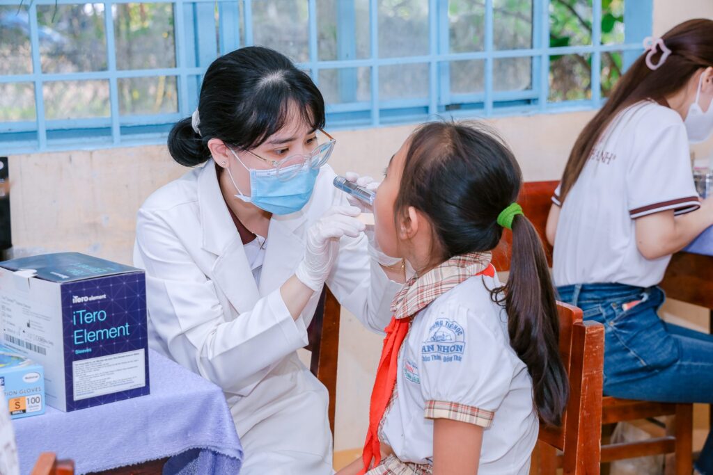 Khám, tư vấn chăm sóc răng miệng và trao quà cho học sinh