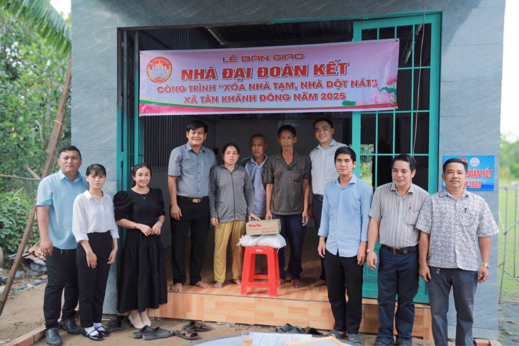 Bàn giao Nhà Đại đoàn kết cho hộ đặc biệt khó khăn ở xã Tân Khánh Đông