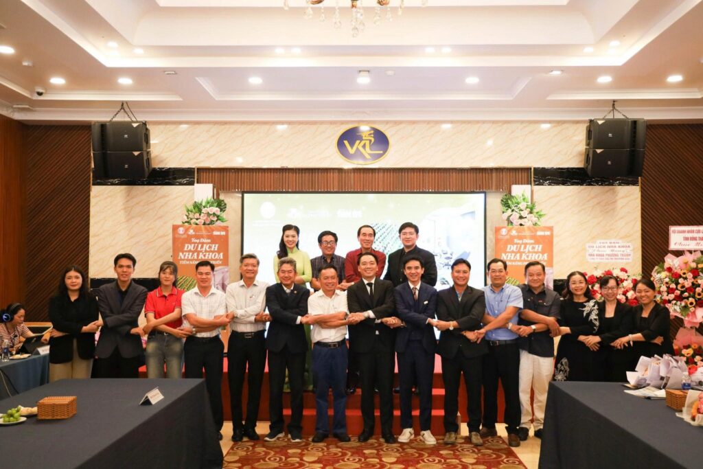 Các đại biểu tham dự tọa đàm chụp ảnh lưu niệm