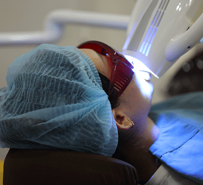 Tẩy trắng răng bằng máy hiện đại tại nha khoa Phương thành