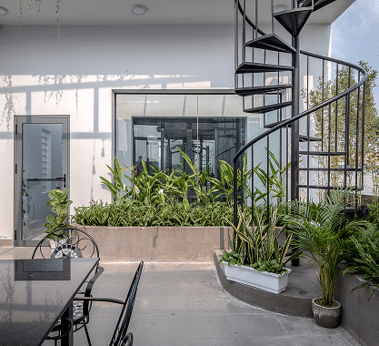 Không gian nha khoa Phương Thành với nhiều cây xanh