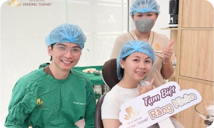 Bệnh nhân vui vẻ sau khi nhổ răng khôn – dịch vụ nha khoa nhẹ nhàng tại Nha khoa Phương Thành