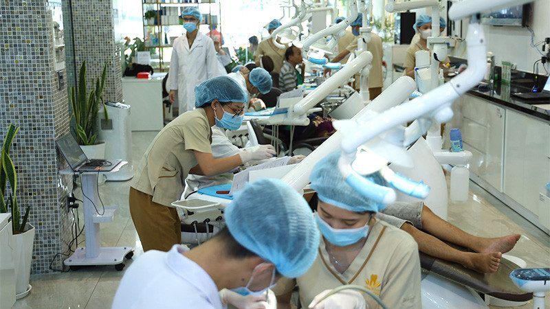 Đội ngũ bác sĩ nha khoa phương thành đang thăm khám cho khách hàng trong phòng khám hiện đại