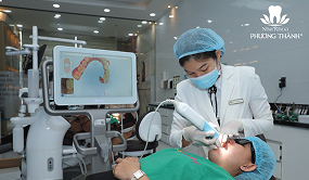 Bác sĩ thực hiện quét răng kỹ thuật số bằng thiết bị hiện đại – ứng dụng công nghệ 3D trong điều trị tại Nha Khoa Phương Thành
