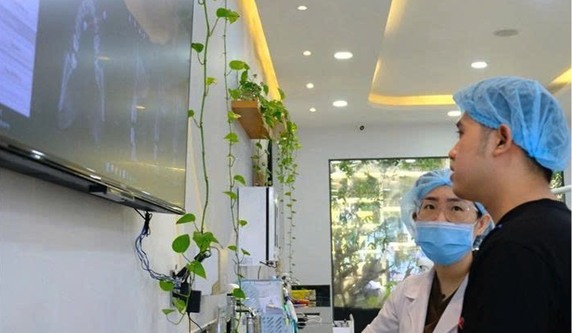 Bác sĩ tư vấn điều trị với bệnh nhân – không gian y khoa hiện đại tại Nha Khoa Phương Thành