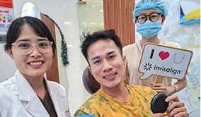 Khách hàng niềng răng Invisalign vui vẻ sau điều trị – trải nghiệm chỉnh nha hiện đại tại Nha Khoa Phương Thành