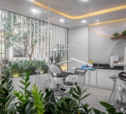 Phòng khám nha khoa Phương Thành hiện đại với ghế nha khoa chuyên dụng, ánh sáng tự nhiên, cây xanh trang trí và không gian sạch sẽ, tạo cảm giác thoải mái cho bệnh nhân.