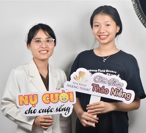 Khách hàng tháo niềng răng thành công, hài lòng tại Nha Khoa Phương Thành