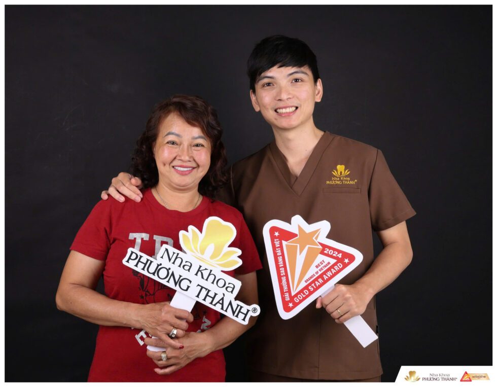 Khách hàng hài lòng sau khi cấy ghép implant toàn hàm tại Nha khoa Phương Thành