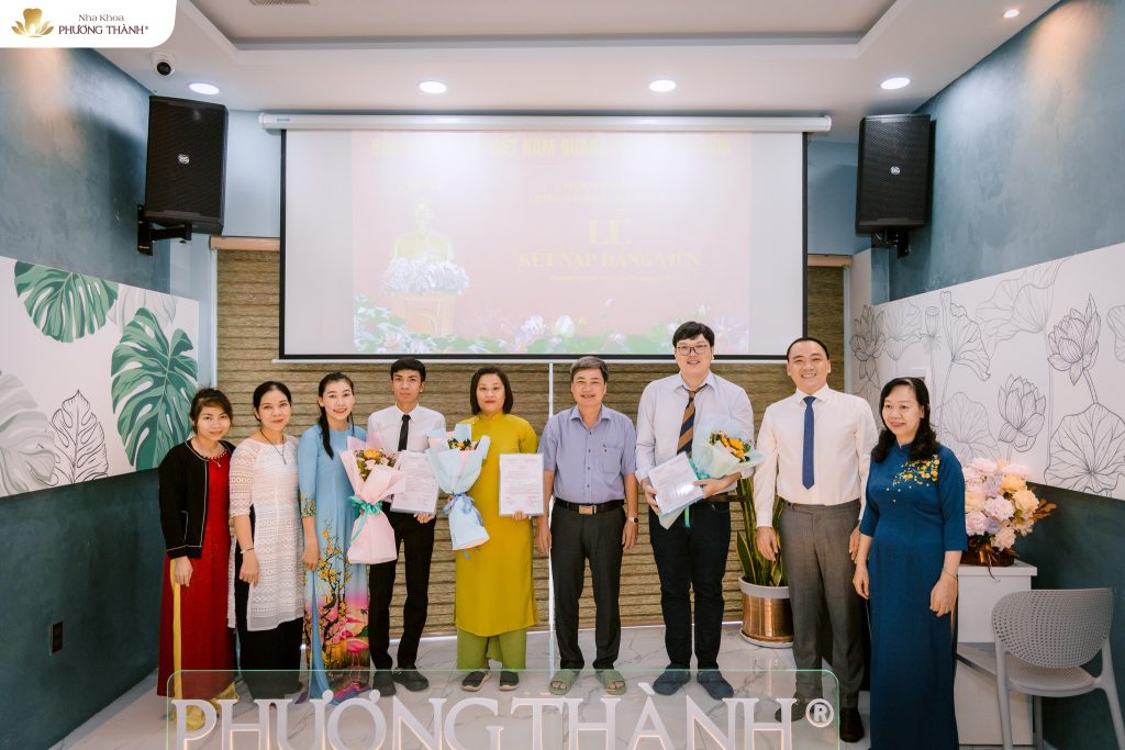 Lễ kết nạp Đảng viên mới tại nha khoa Phương Thành