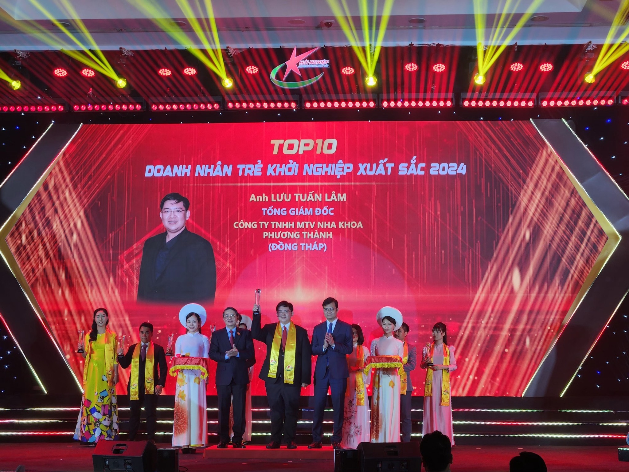 Doanh nhân đất sen hồng đạt top 10 Doanh nhân trẻ khởi nghiệp xuất sắc 2024