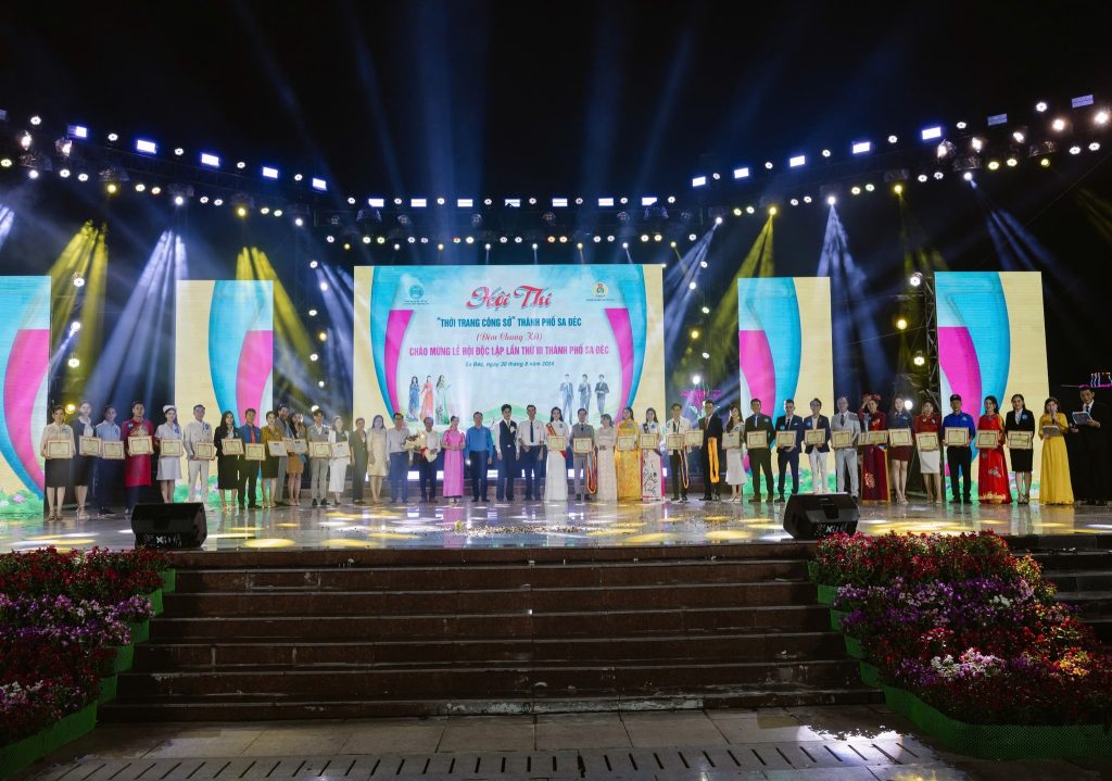 Trao giải cho các thí sinh trong Hội thi