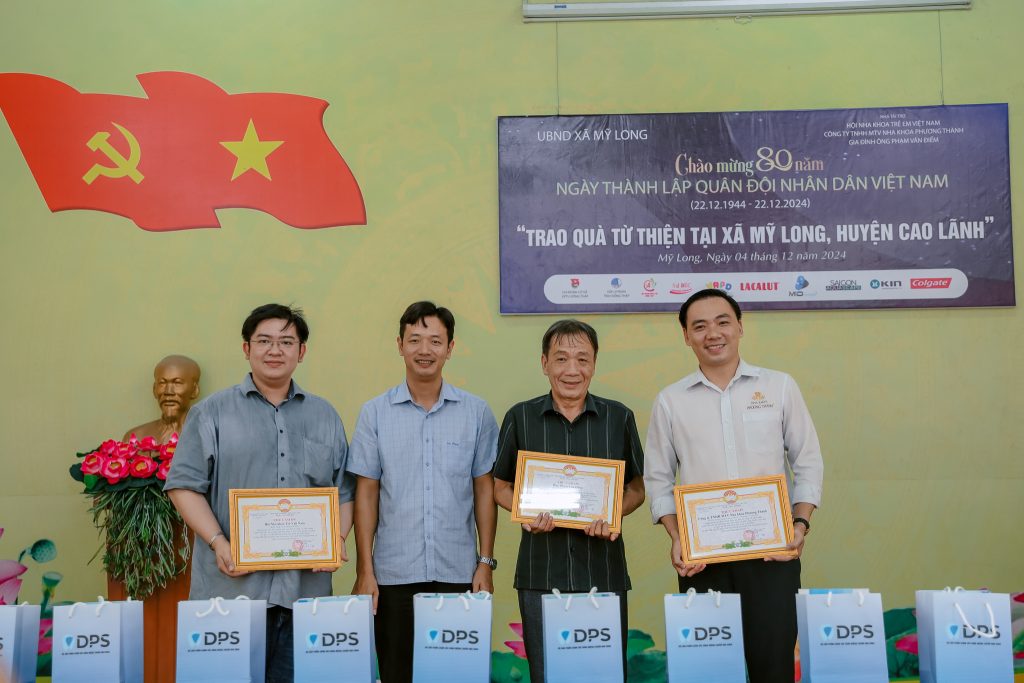 Lãnh đạo Công ty TNHH MTV Nha khoa Phương Thành nhận thư cảm ơn của đại diện chính quyền địa phương