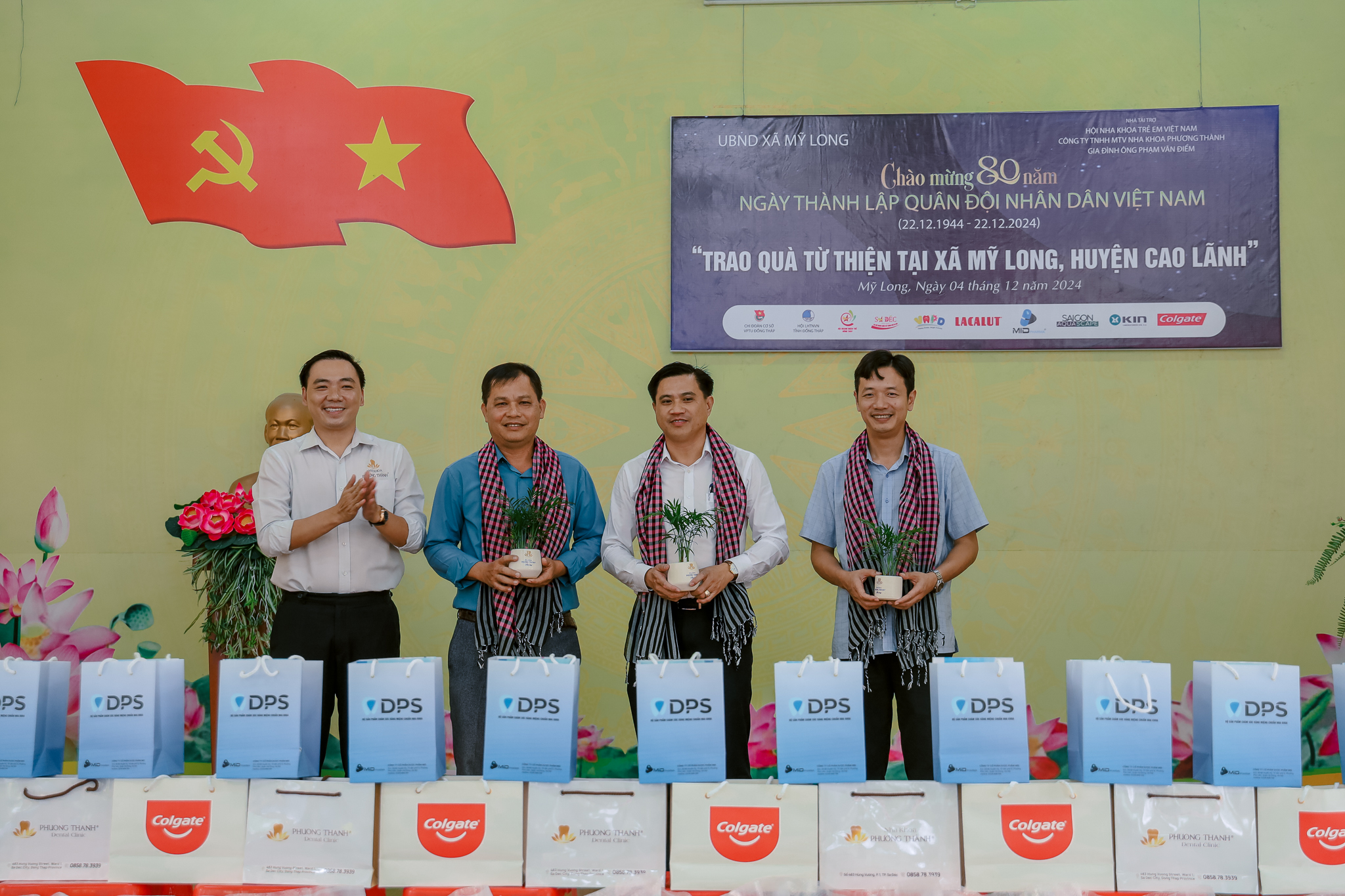 Trao quà từ thiện tại xã Mỹ Long, huyện Cao Lãnh