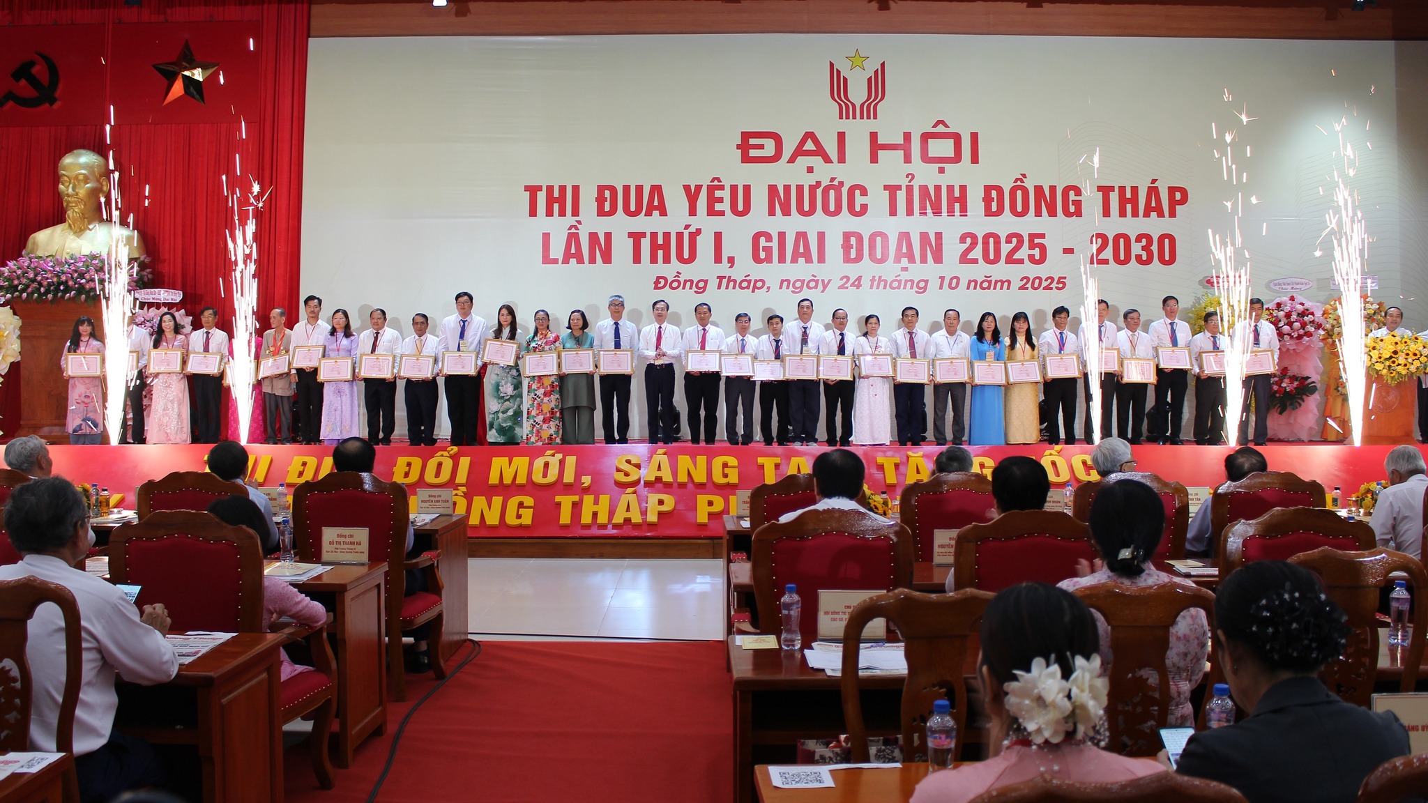 Nha khoa Phương Thành vinh dự nhận 2 bằng khen tại đại hội thi đua yêu nước cấp tỉnh