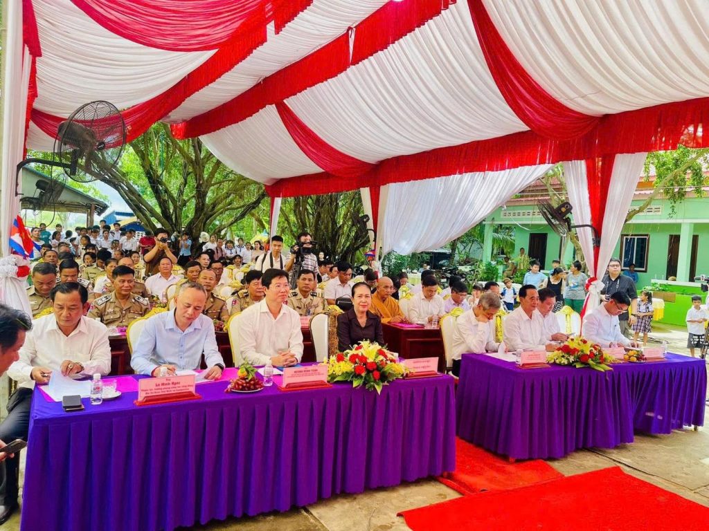 Nha khoa Phương Thành trao quà cho học sinh Trường Tiểu học Hữu nghị Khmer – Việt Nam