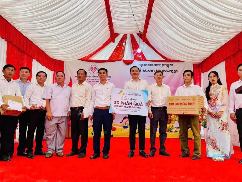 Nha khoa Phương Thành trao quà cho học sinh Trường Tiểu học Hữu nghị Khmer – Việt Nam