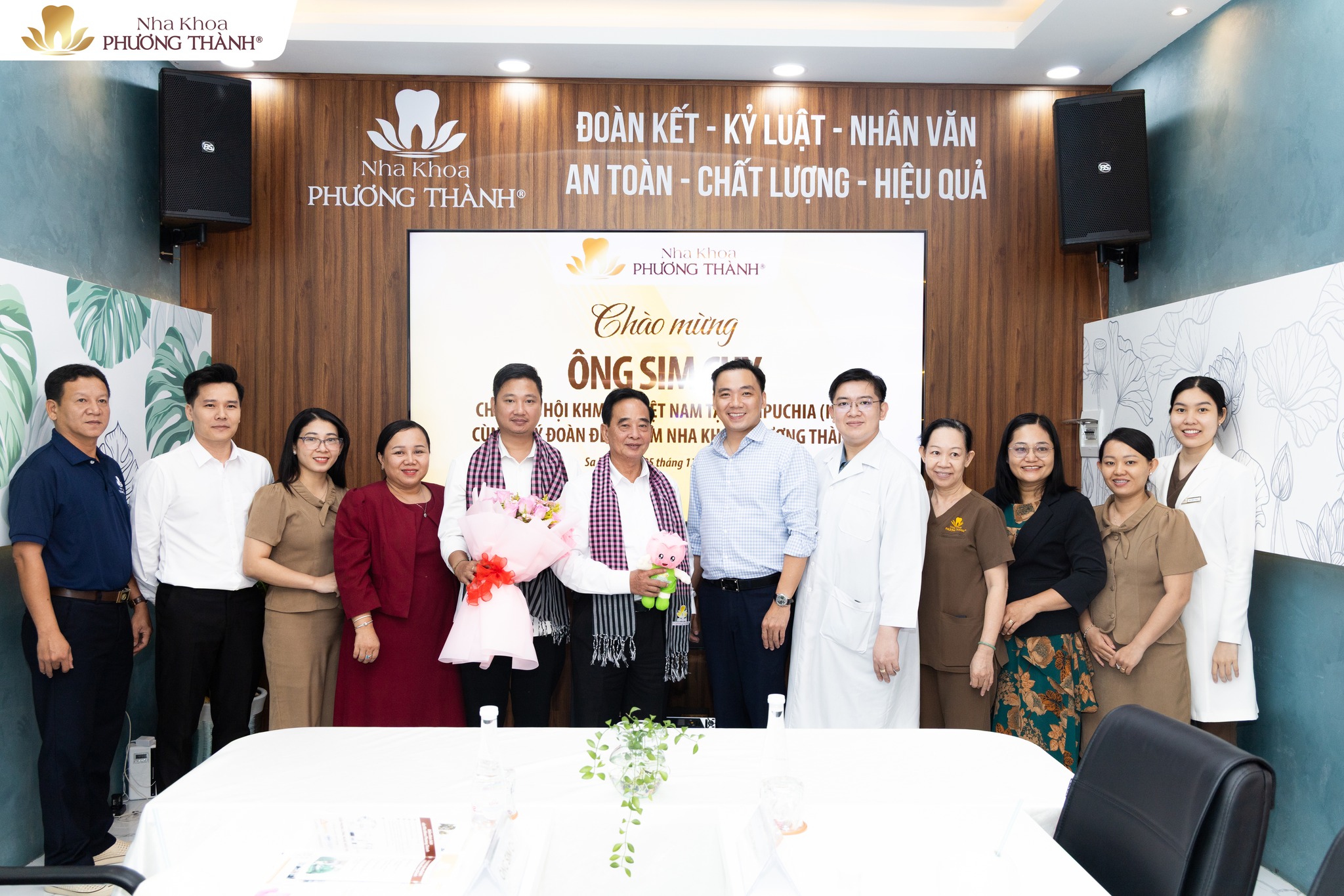 Vinh dự đón tiếp ông Sim Chy – Chủ tịch hội Khmer-Việt Nam tại Campuchia  đến thăm nha khoa Phương Thành