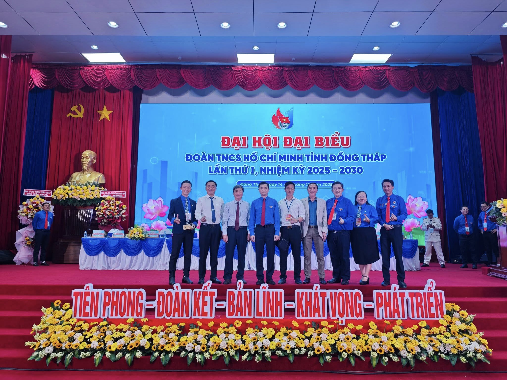 Nha khoa Phương Thành được khen thưởng về đóng góp trong công tác đoàn và phong trào thanh thiếu nhi tỉnh Đồng Tháp