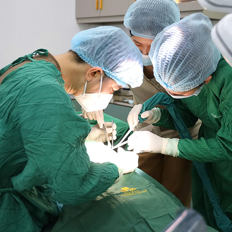 Hình ảnh khách hàng hài lòng khi làm răng tại nha khoa Phương Thành