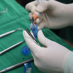 Hình ảnh khách hàng hài lòng khi làm răng tại nha khoa Phương Thành