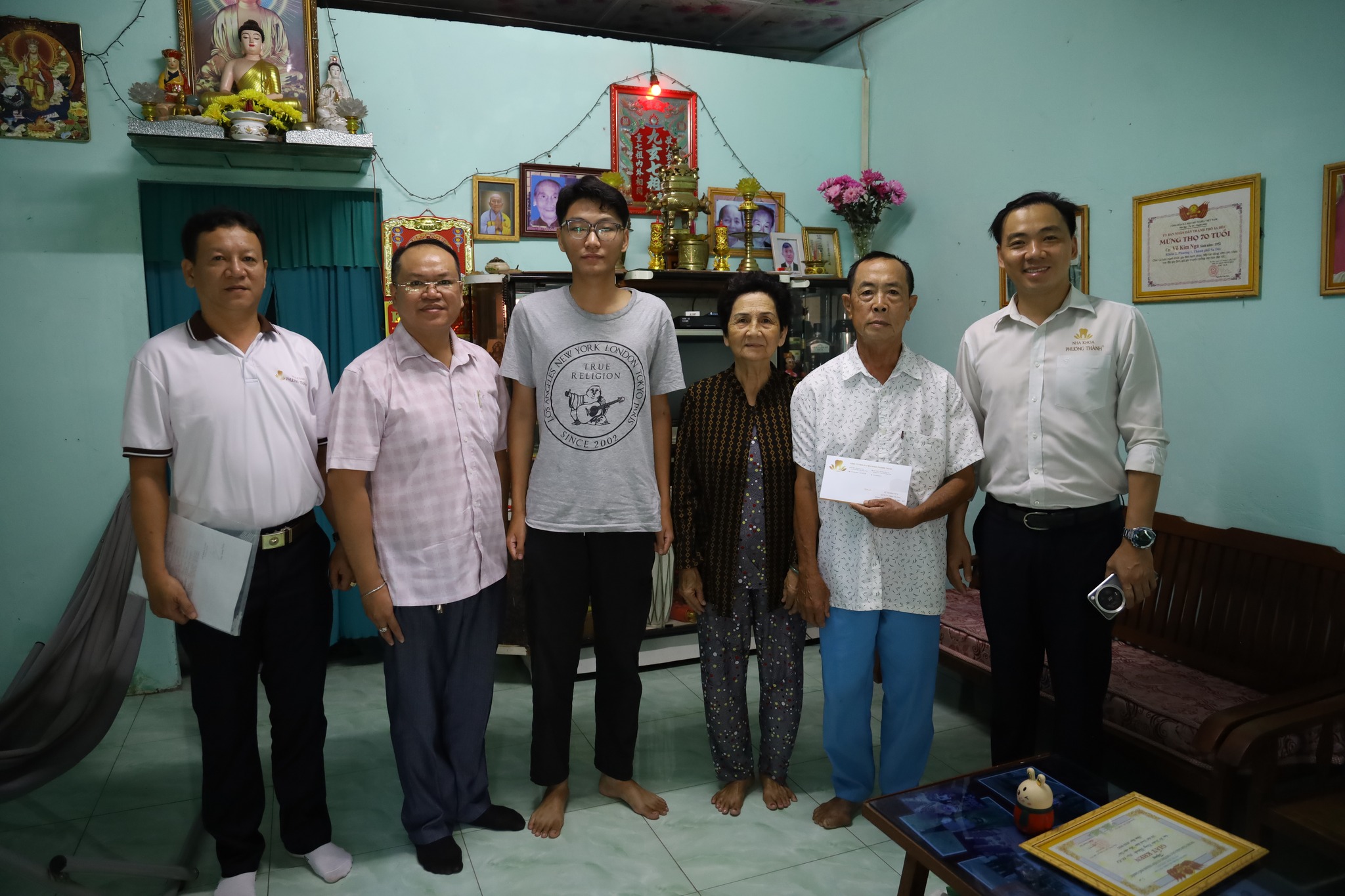 Nha khoa Phương Thành trao quà cho hộ khó khăn nhân dịp Tết Nguyên đán Bính Ngọ