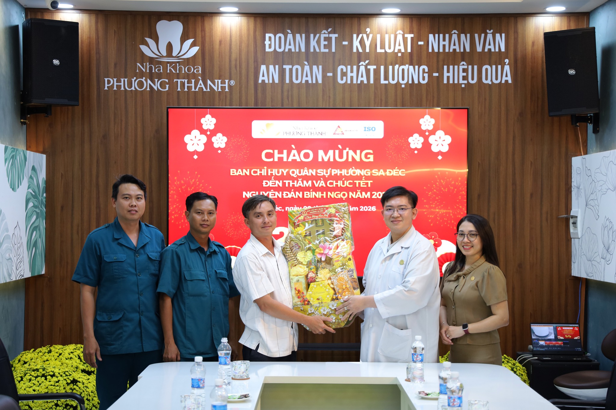 Nha khoa Phương Thành trân trọng cảm ơn sự quan tâm và tình cảm của Ban Chỉ huy Quân sự phường dành cho doanh nghiệp nhân dịp Xuân Bính Ngọ