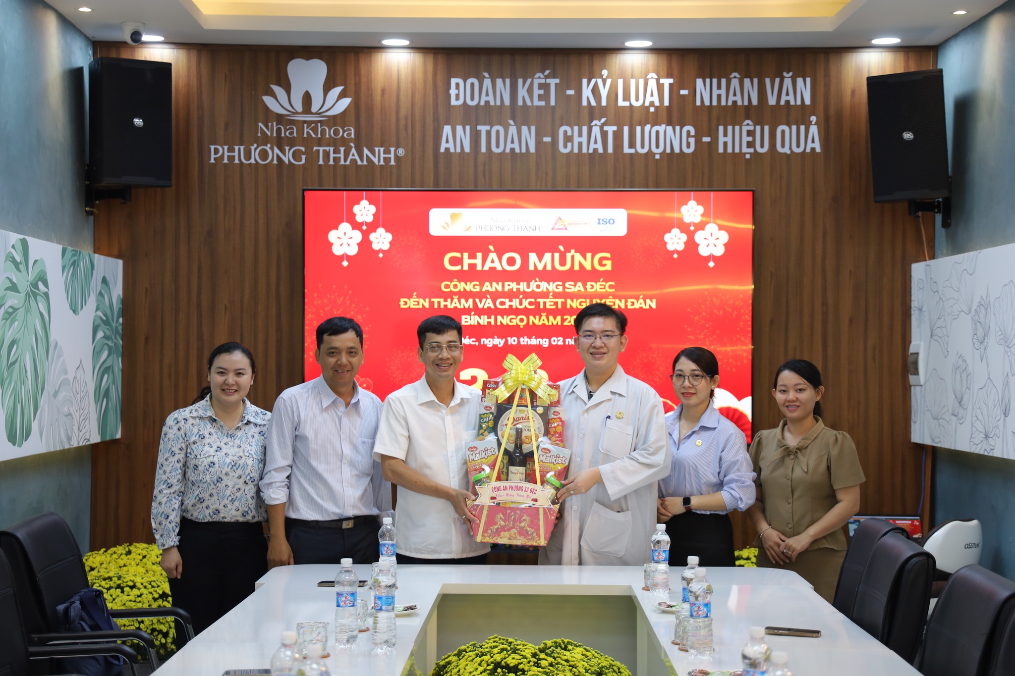 Nha khoa Phương Thành vinh dự đón tiếp Công an phường Sa Đéc đến chúc mừng Tết Nguyên đán Bính Ngọ