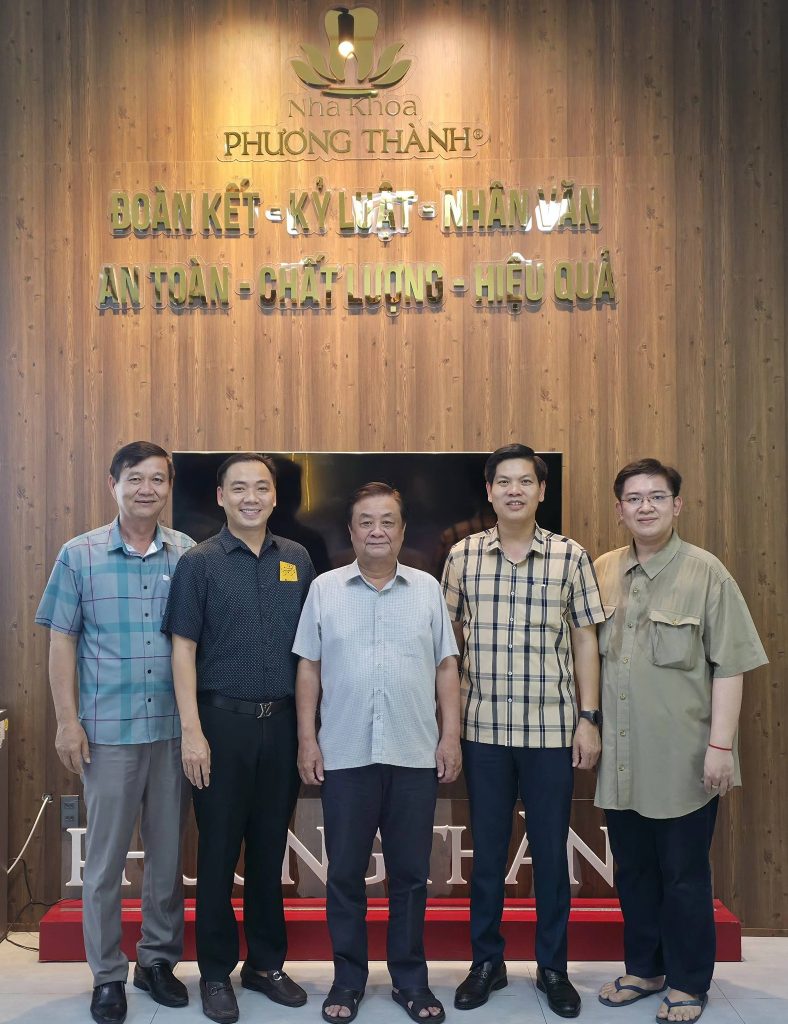 Phó Chủ tịch Quốc hội nước CHXHCN Việt Nam Lê Minh Hoan đến xông đất, khai lộc đầu năm tại Nha khoa Phương Thành.