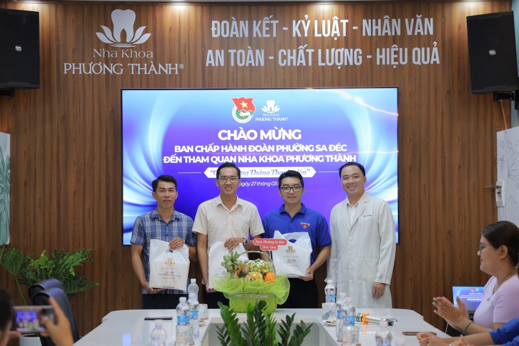 Đón đoàn Ban Chấp hành Đoàn phường Sa Đéc tham quan Nha khoa Phương Thành
