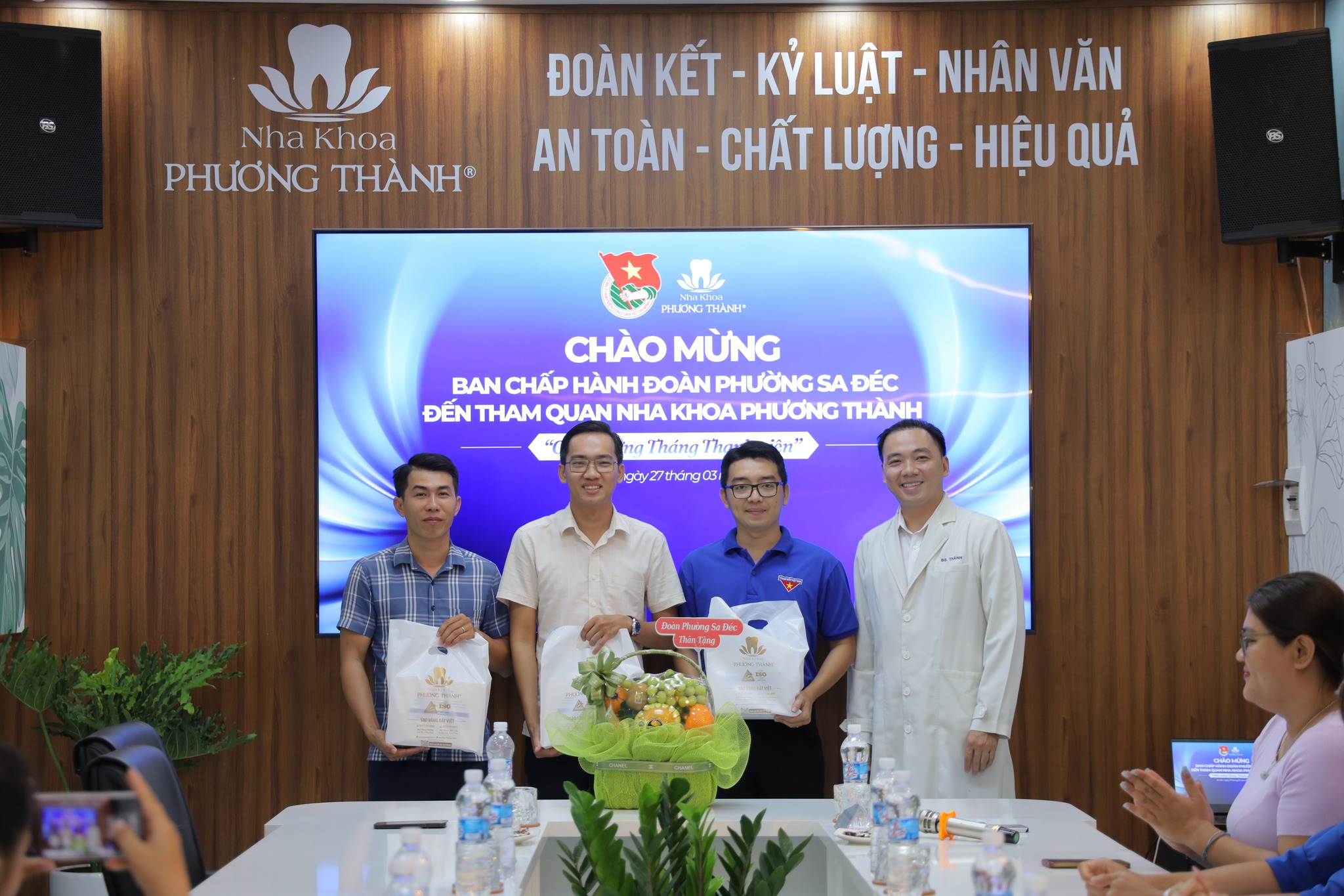 Đón đoàn Ban Chấp hành Đoàn phường Sa Đéc tham quan Nha khoa Phương Thành