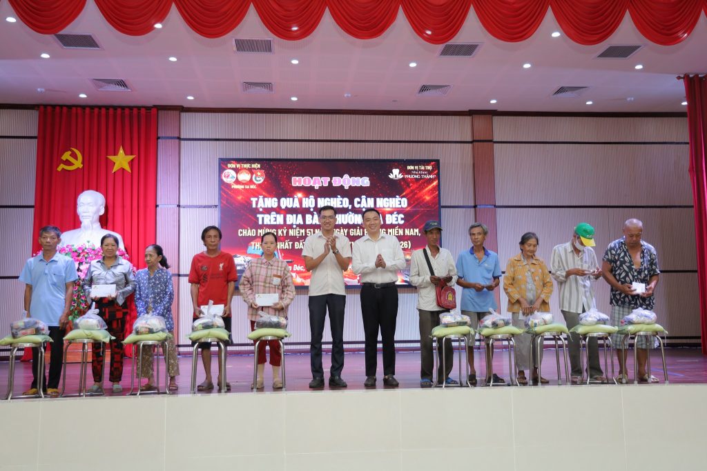 BS.CKII Phạm Kim Thành trao gửi món quà sức khỏe đến bà con Phường Sa Đéc