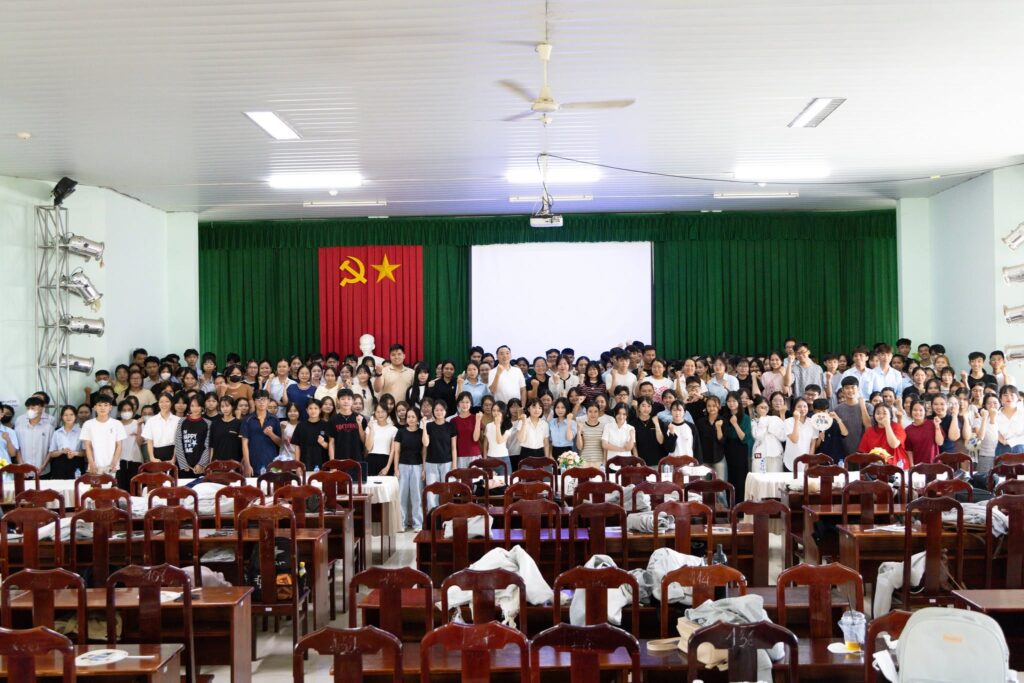 Nha khoa Phương Thành kết hợp cùng Trường Cao đẳng Y tế Đồng Tháp trong tuần lễ sinh hoạt công dân đầu khóa.