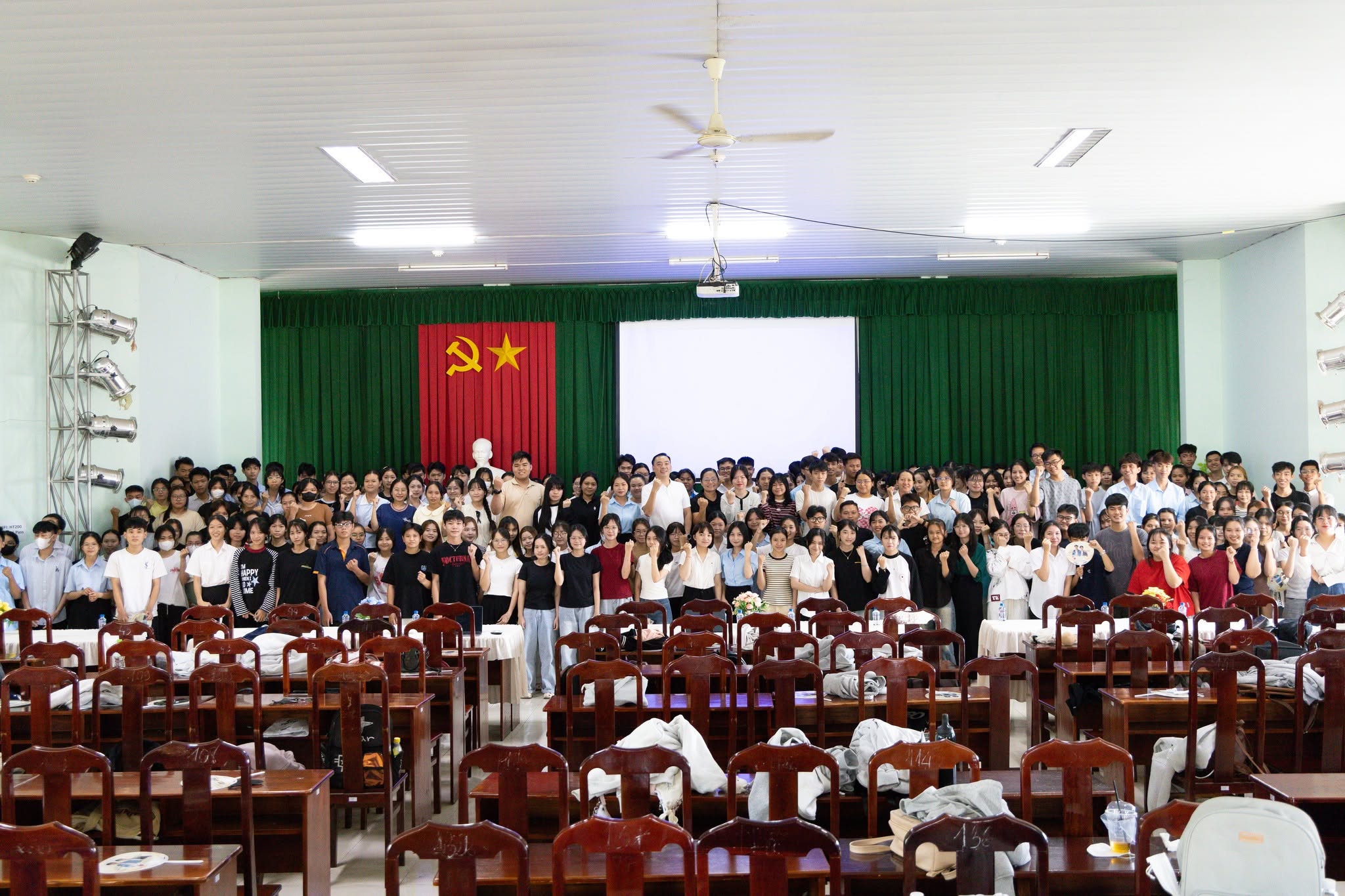 Nha khoa Phương Thành kết hợp cùng Trường Cao đẳng Y tế Đồng Tháp trong tuần lễ sinh hoạt công dân đầu khóa.
