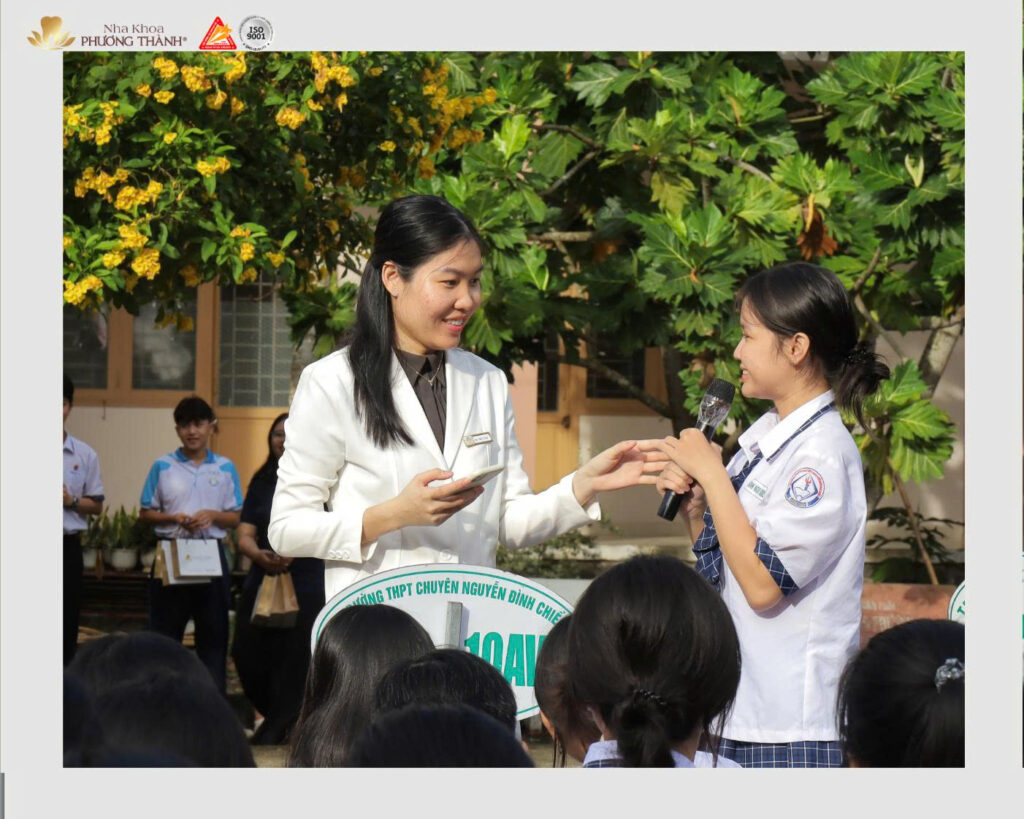 NHA KHOA PHƯƠNG THÀNH LAN TỎA THÔNG ĐIỆP “NỤ CƯỜI CHO CUỘC SỐNG” TẠI TRƯỜNG THPT CHUYÊN NGUYỄN ĐÌNH CHIỂU